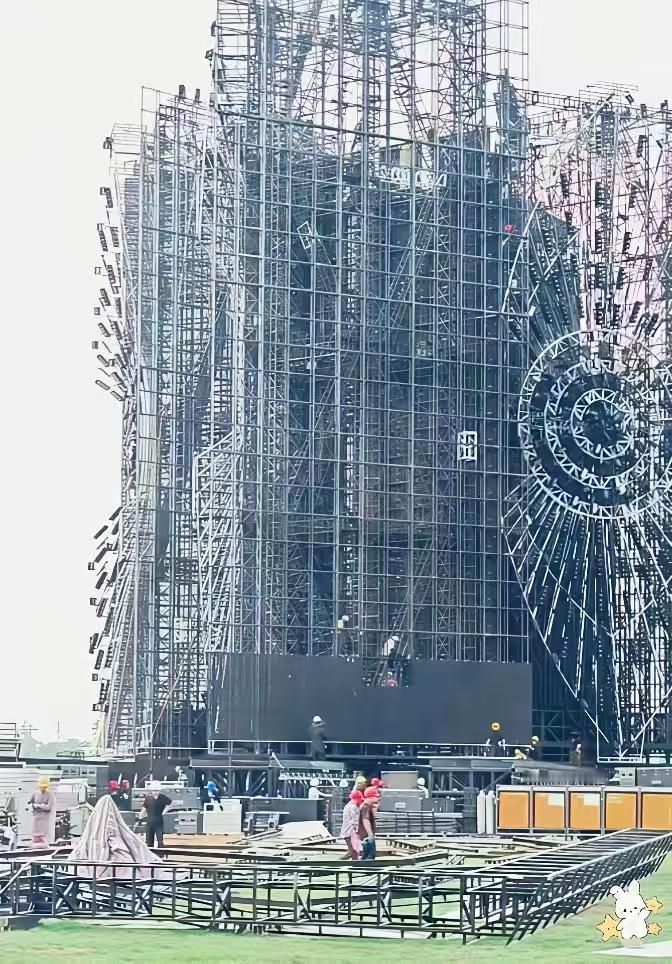 耗资数亿搭建舞台却触碰一级水源地生态红线，被迫拆除虽可惜，但环保底线不容逾越。全