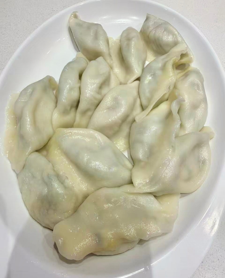生活的模样 今天值班。傍晚收工后，我们三个去喜家德吃饺子。他：我最爱的角瓜鸡蛋虾