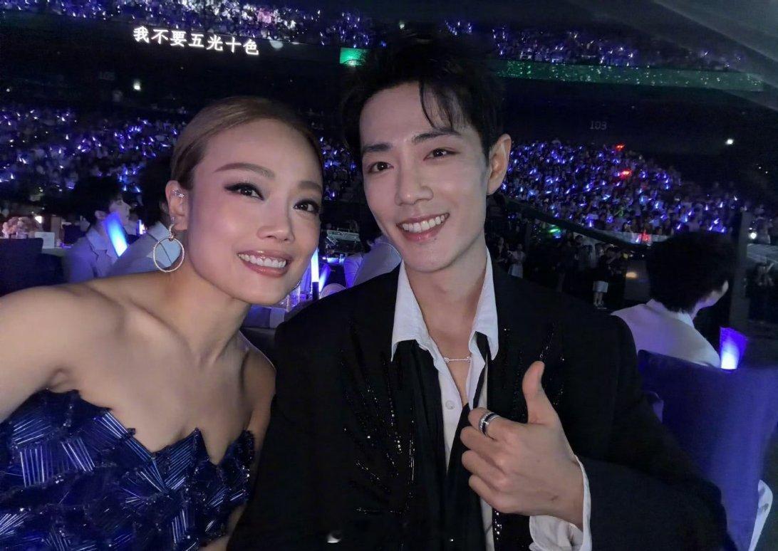 容祖儿晒出来了自己在大湾区音乐会上跟肖战和王力宏的合照啦，容祖儿这个位置是真的很