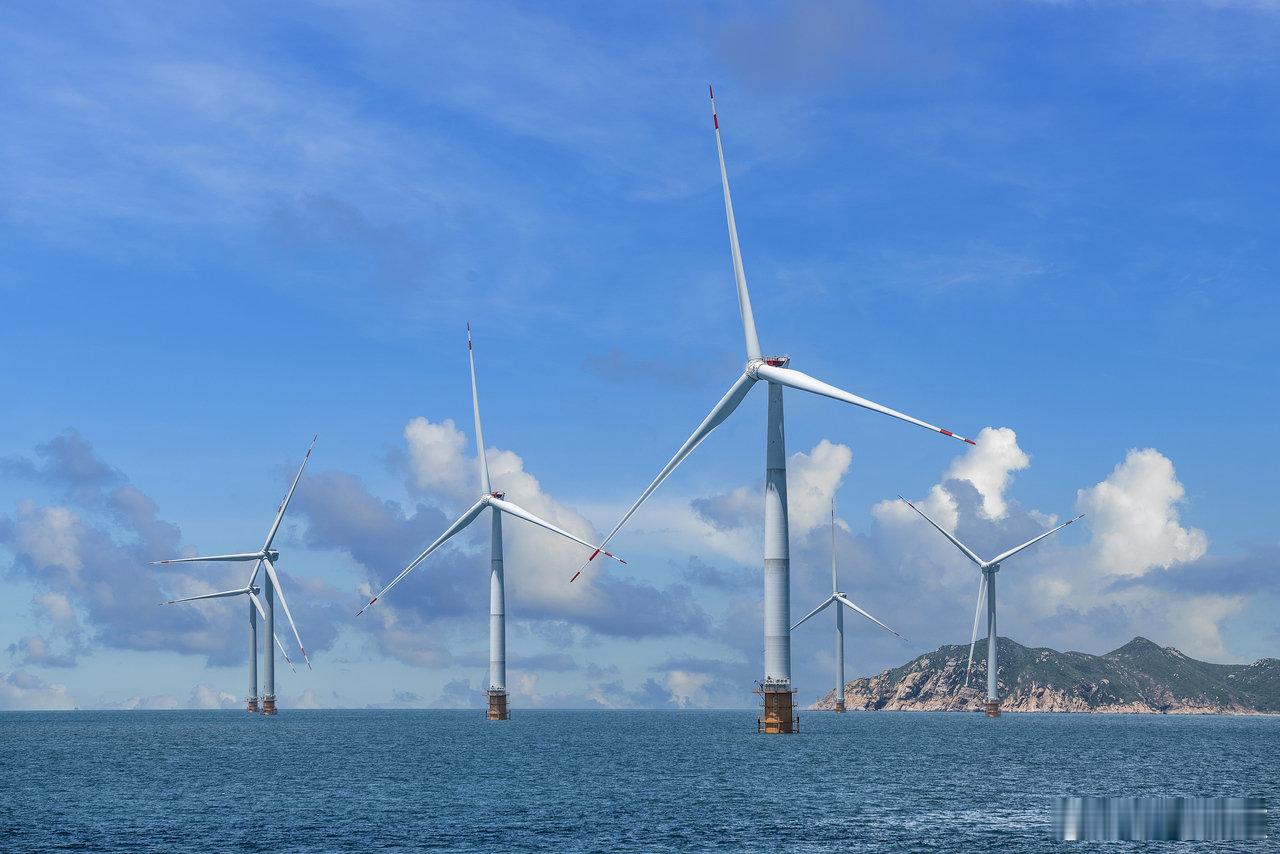 宁波巨型大风车要出海啦 9月7日，象山港港区浙江（华东）深远海风电宁波母港一期码