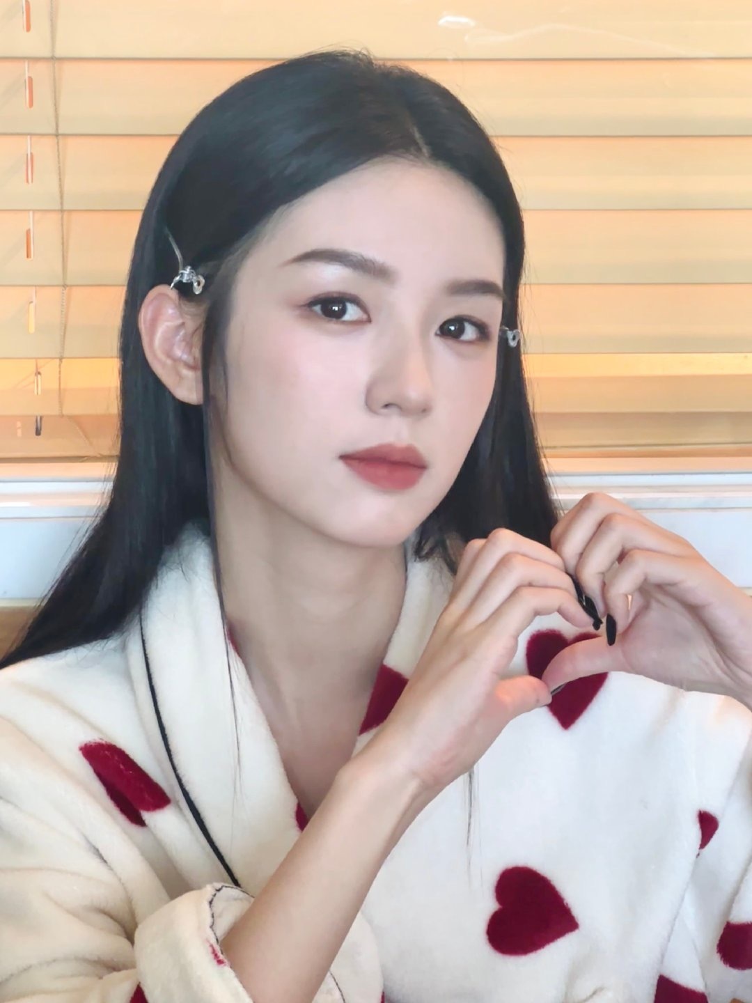 周也｜微博视界大会出席准备中，怼脸自拍好美😍 ​​​
