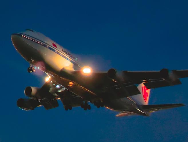 飞机夜间飞行开灯是为了照路吗？飞机其实也有飞行路线，只不过它的路很宽，大约为10
