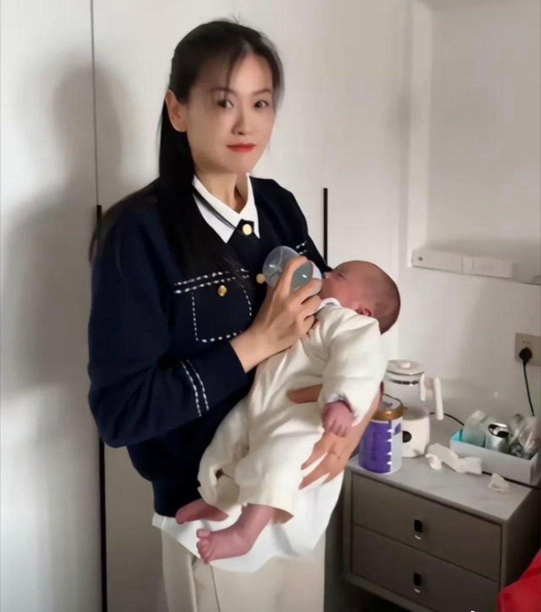 安徽有个40岁奶奶最近火了。

她抱着才几个月大的孙子喂奶，被好多人问是不是他妈