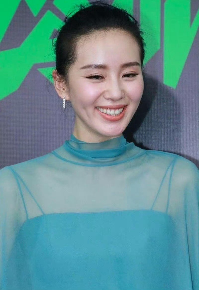 刘诗诗五官好精致，皮肤也好嫩[色] ​​​