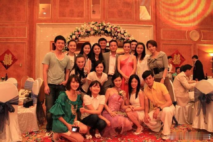 刘亦菲参加同学婚礼旧照  刘亦菲参加同学婚礼照片 昏暗环境下，别人都黯然失色，刘