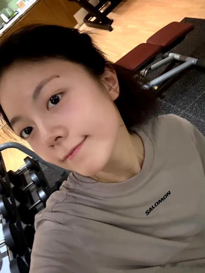 健身房的镜子没开美颜，赵今麦额前的碎发黏在汗湿的额头上，运动背心洇出深色汗渍，却