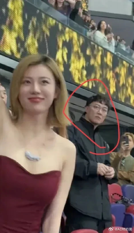 电视上看着一般般，真人巨帅。 ​​​