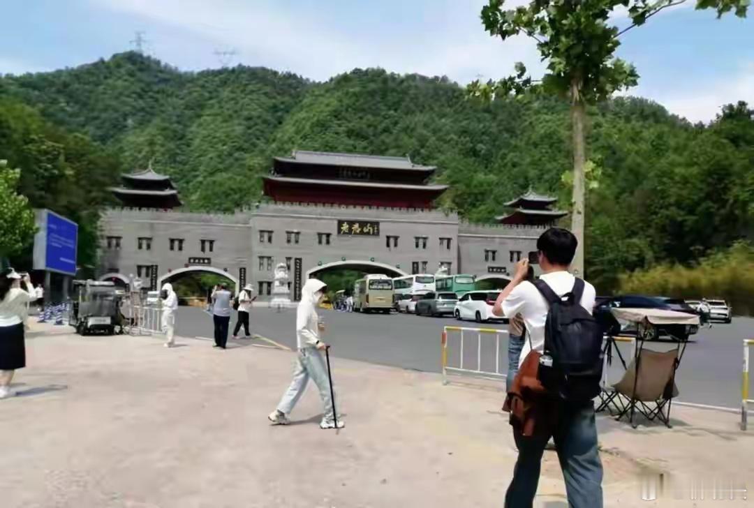 洛阳导游丢下8名迟到游客，全车40人却齐声叫好：凭什么守时的人要为你买单？如果是