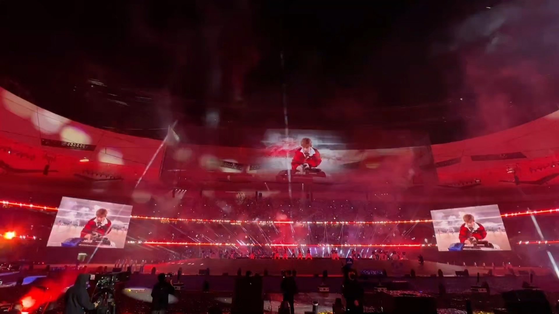 机器人也来开演唱会？张杰鸟巢现场宇树方阵伴舞，配合机械列车打造未来视听盛宴！起猛