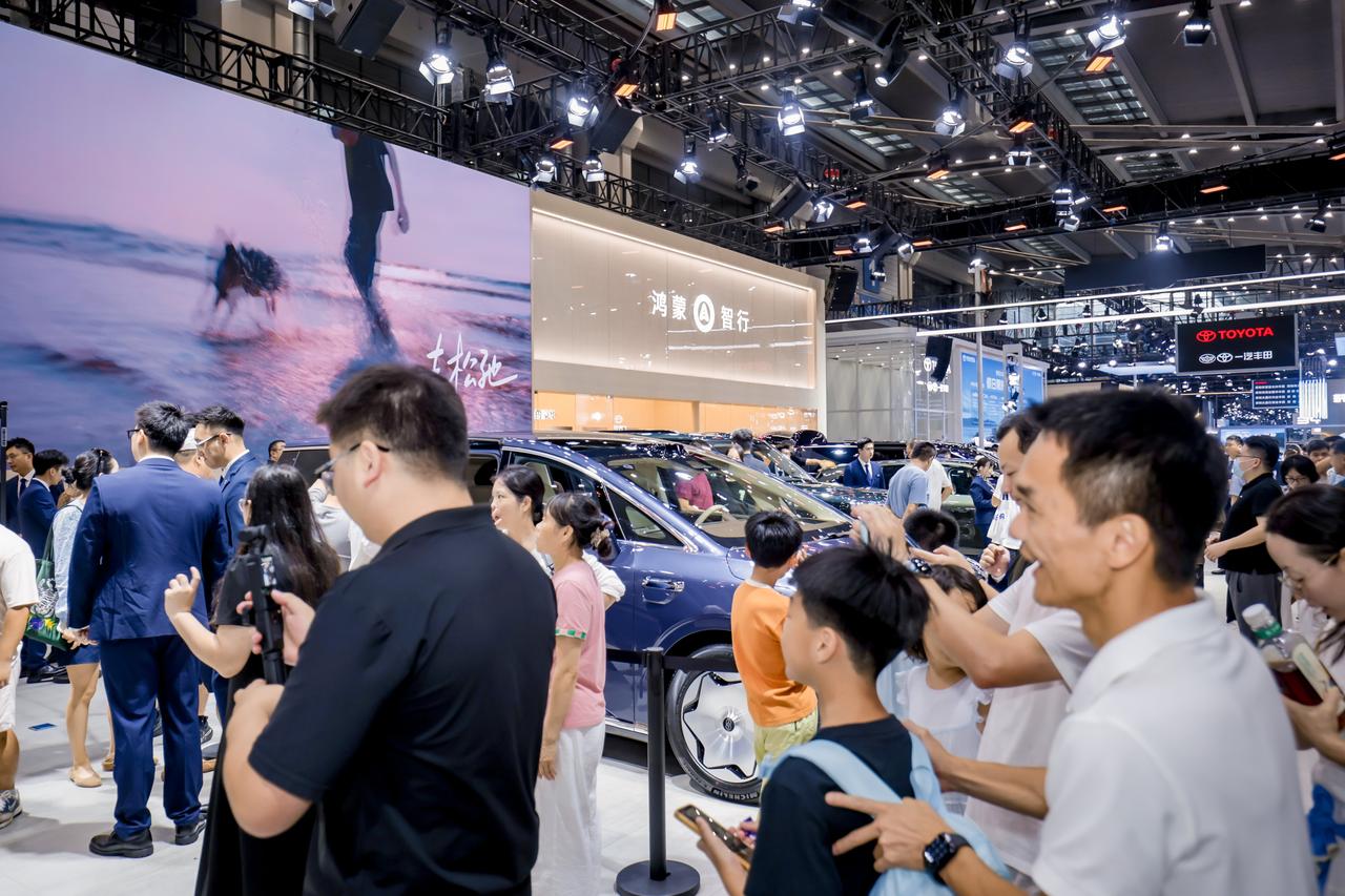 自从享界V8开启预售72小时订单量已突破8200台，鸿蒙智行门店的人气就一路高涨