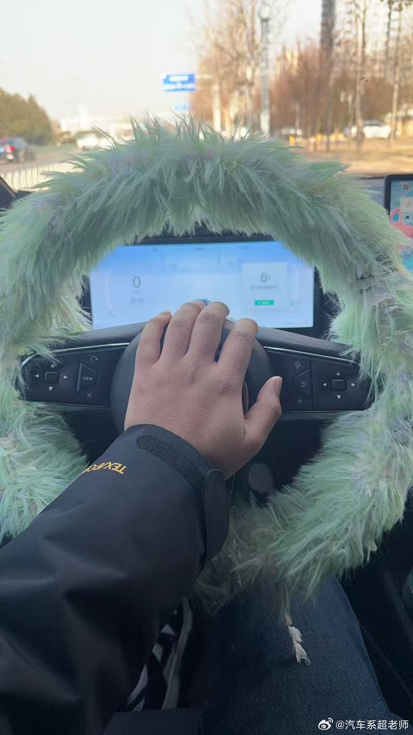 借了团队女同学的车开，一坐进车里就是满满的安全隐患，打个方向给手缠上了（猜猜女同