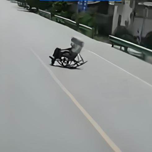 对于我们社会上，像这名男子扰乱社会正常秩序的行为，不管啥原因，必须坚决打击。4月