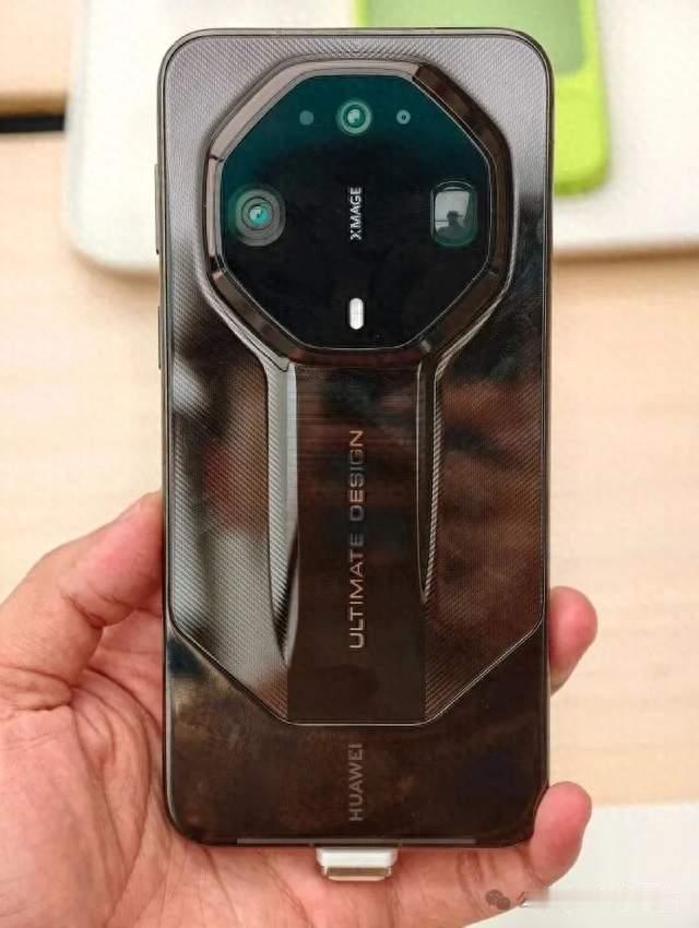 华为Mate90 RS非凡大师颜值封神，为什么Pro Max上手是另一种感觉？