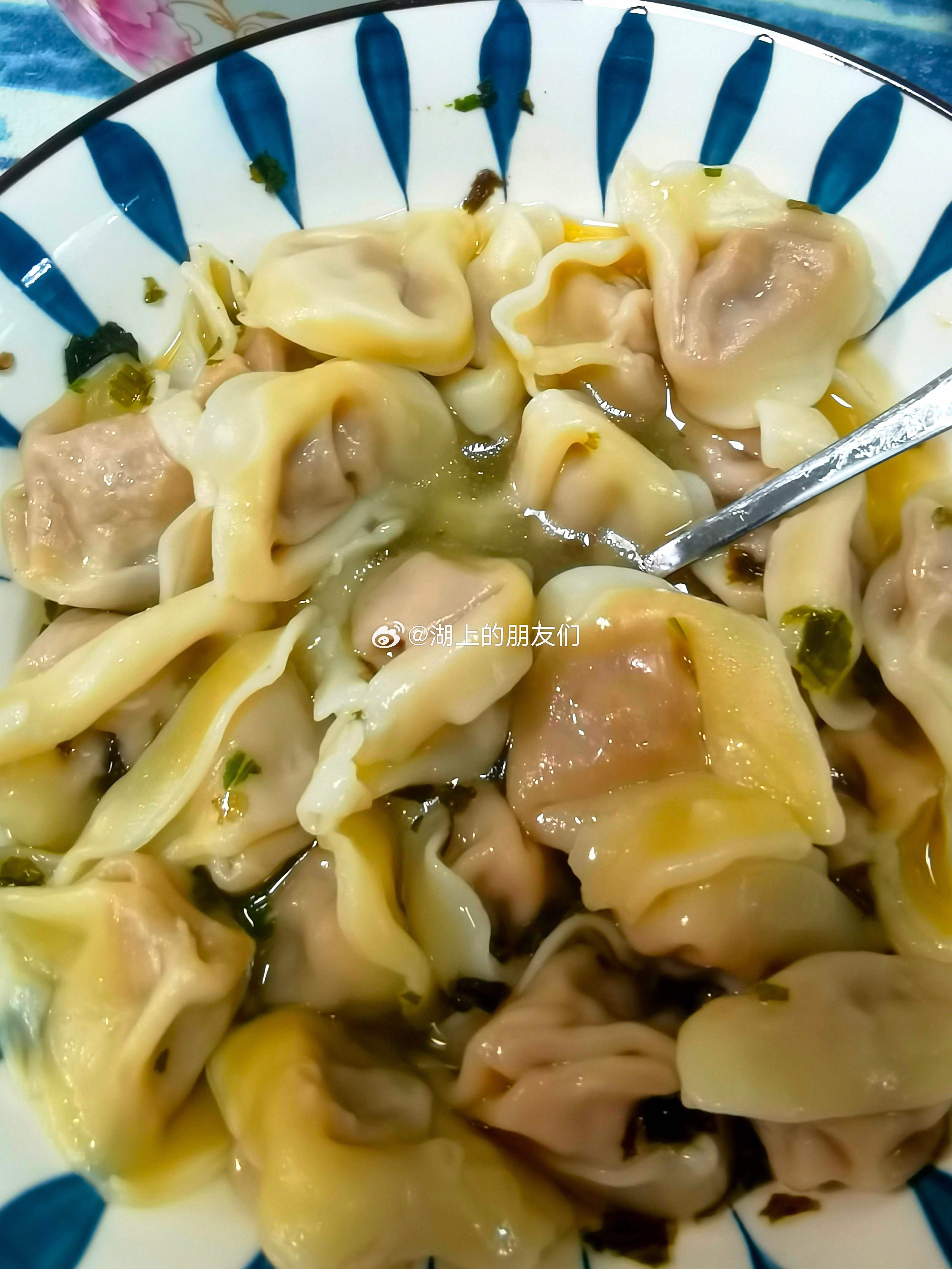 早餐：骨汤荠菜肉馄饨+披萨。馄饨是我们自己包的。早晨熬好了扇骨汤，做了碗骨汤馄饨