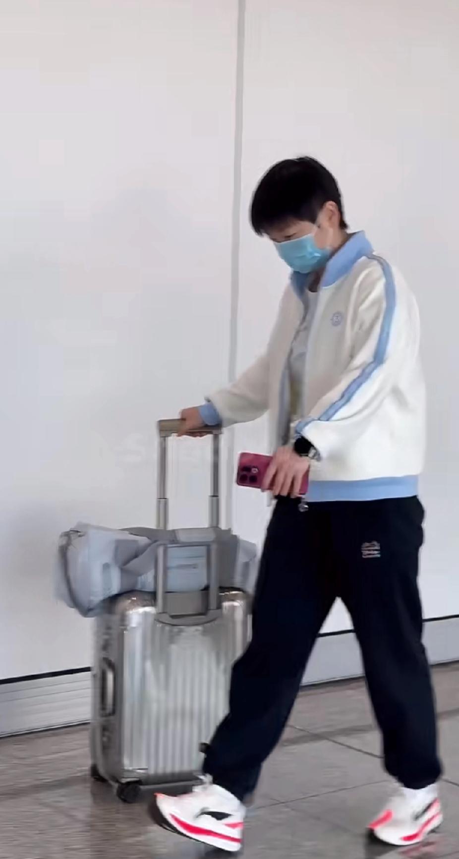 国乒三将孙颖莎、王楚钦、王曼昱经印度亚锦赛后，终于回到北京啦！看他们在机场的身影
