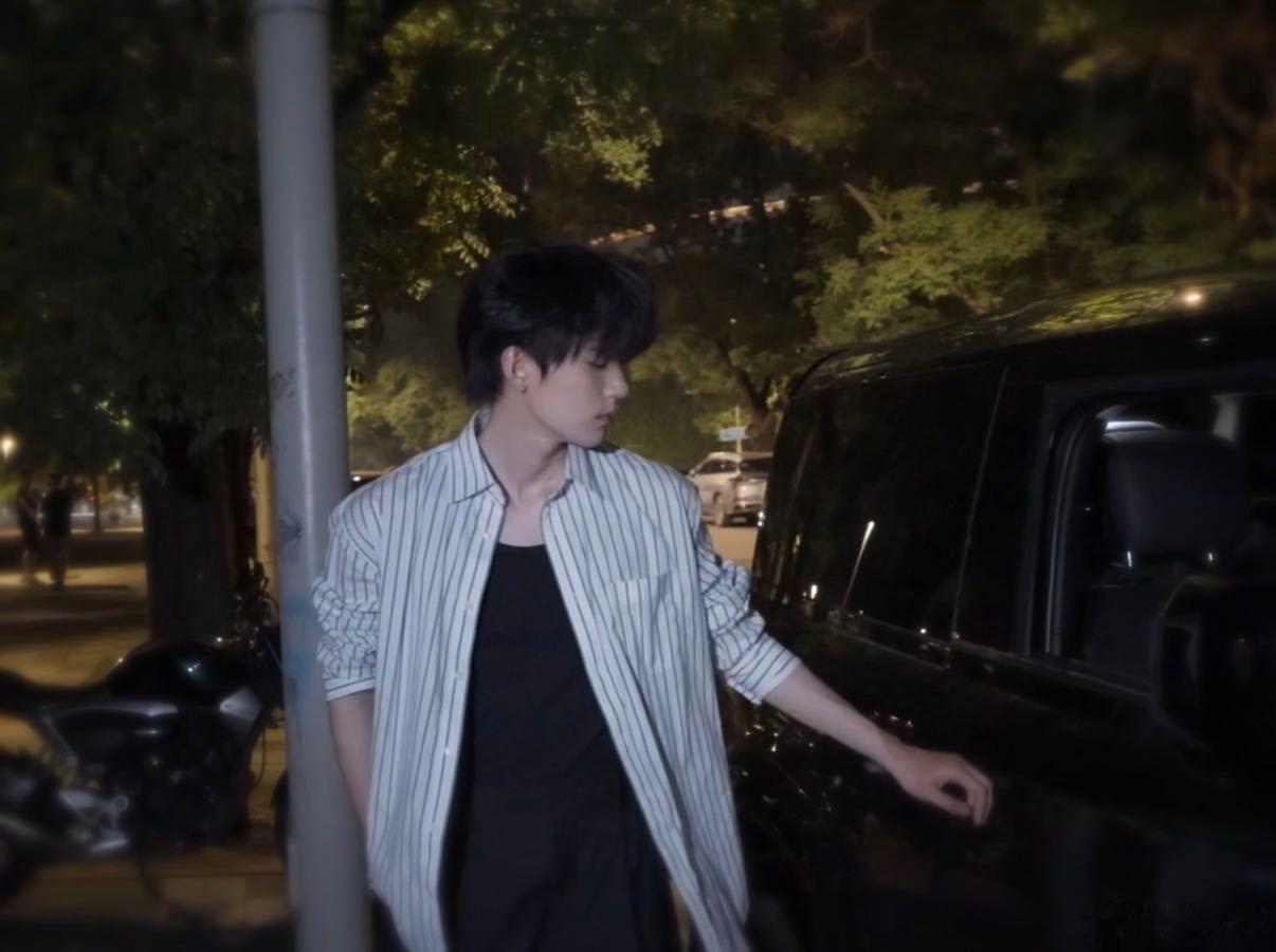 周翊然开车接你去大楚 周翊然这优越的身形比例配上赛车服般的利落感，简直鲨疯了！这