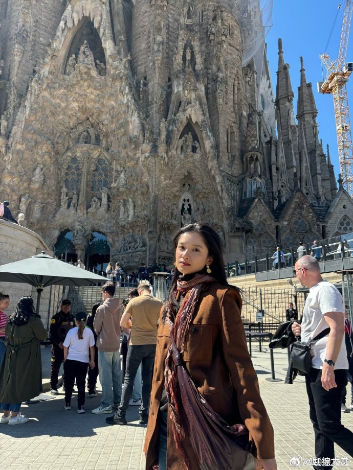 张婧仪巴塞罗那随拍张婧仪巴塞罗那十八宫格 ​​​张婧仪巴塞罗那随拍，好美[可爱]