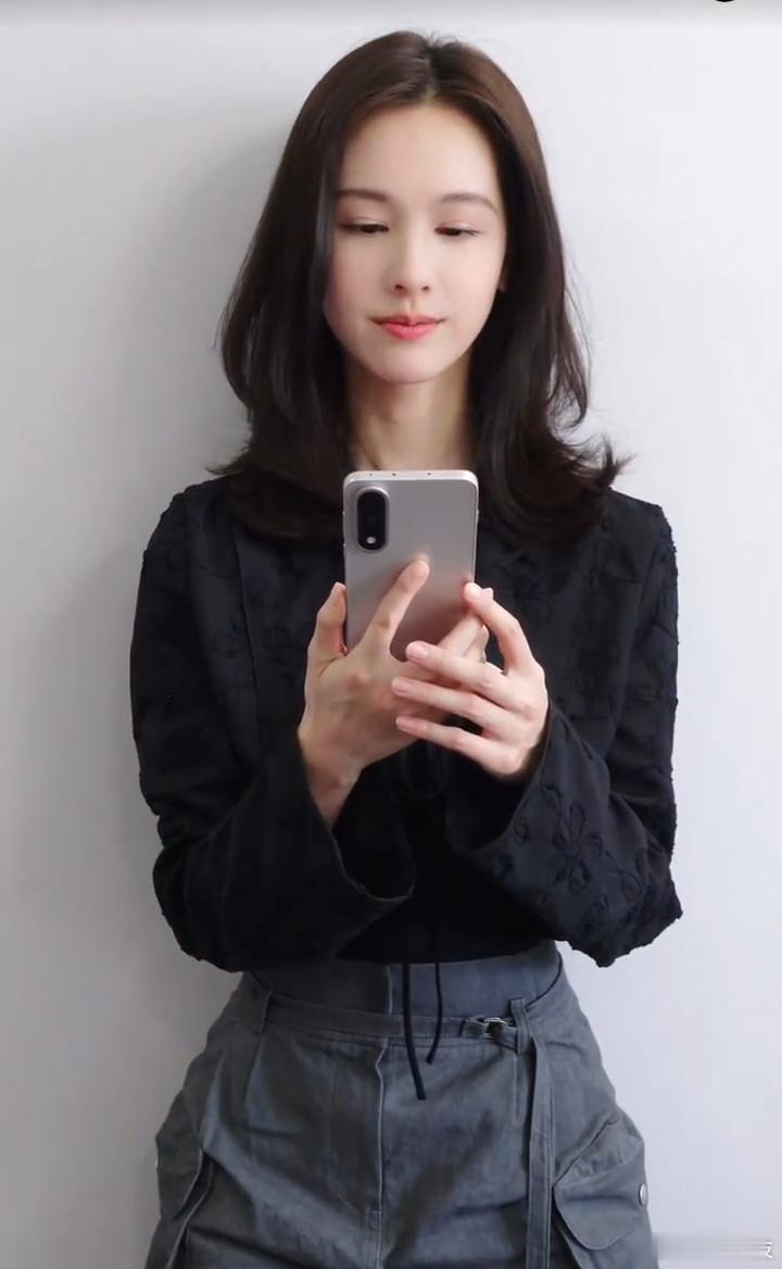 路透路透，陈都灵这握着的是一加Ace5至尊版，难道要代言一加了？？？ ​​​