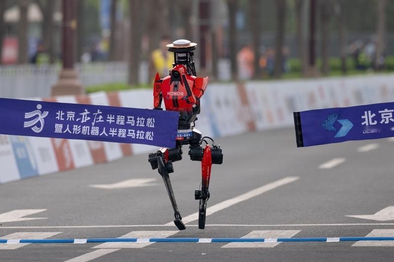 中国机器人半马跑赢人类！进步惊人。
美国机器人还在炫技，中国机器人已经开始赚钱了