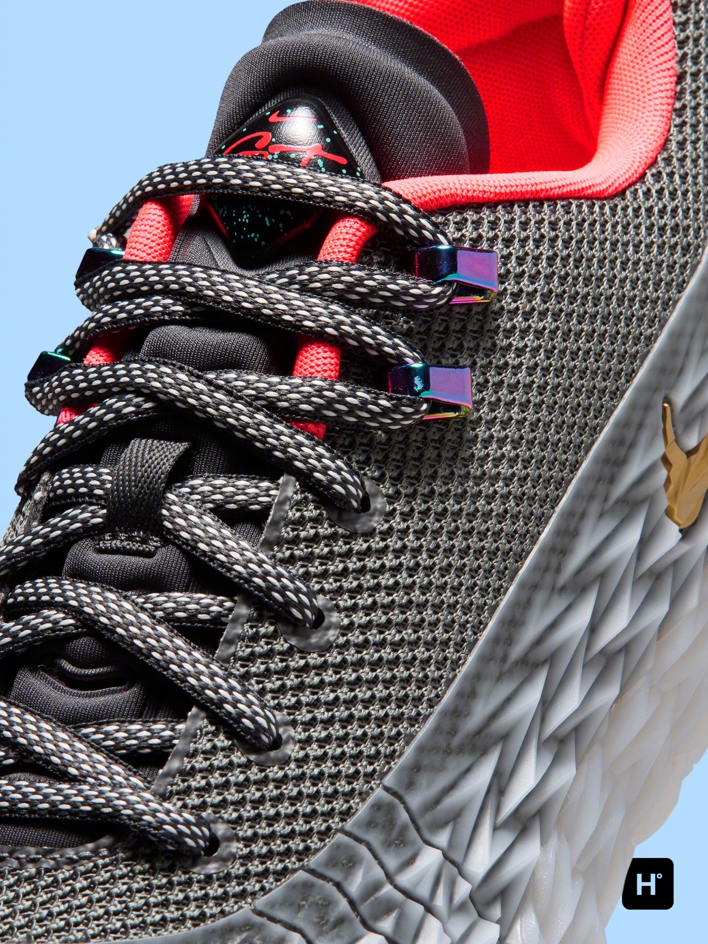 坎宁安全明星上脚曝光的Nike S.T. Charge，这几个月都没看到消息。新