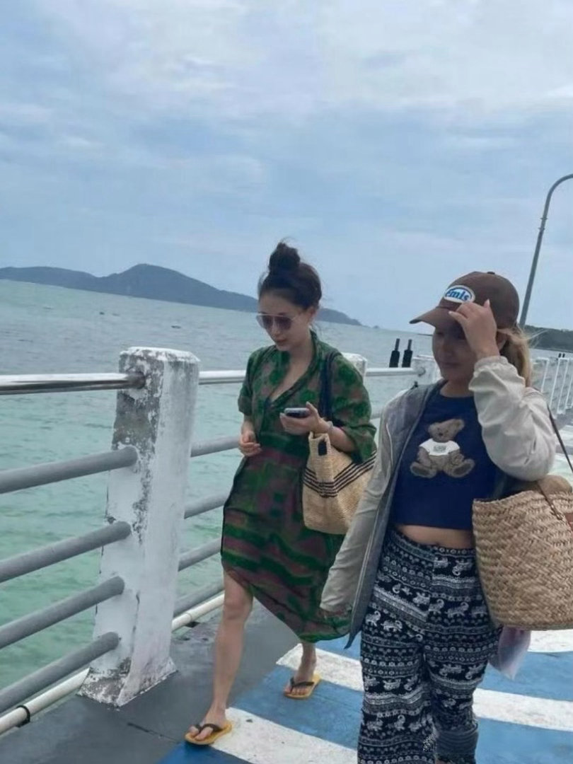 王子文在普吉岛度假 这身穿搭看着真清爽 她人显得特别小巧 目测也就1米5左右的样