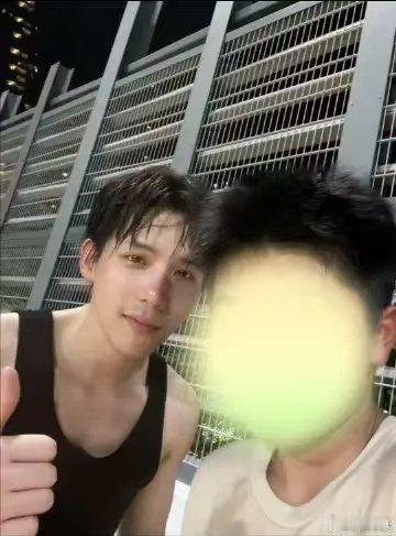 王安宇看手机都深情水灵颜值搭配共情系长相，王安宇随便抓拍都好看，难怪就连日常看手