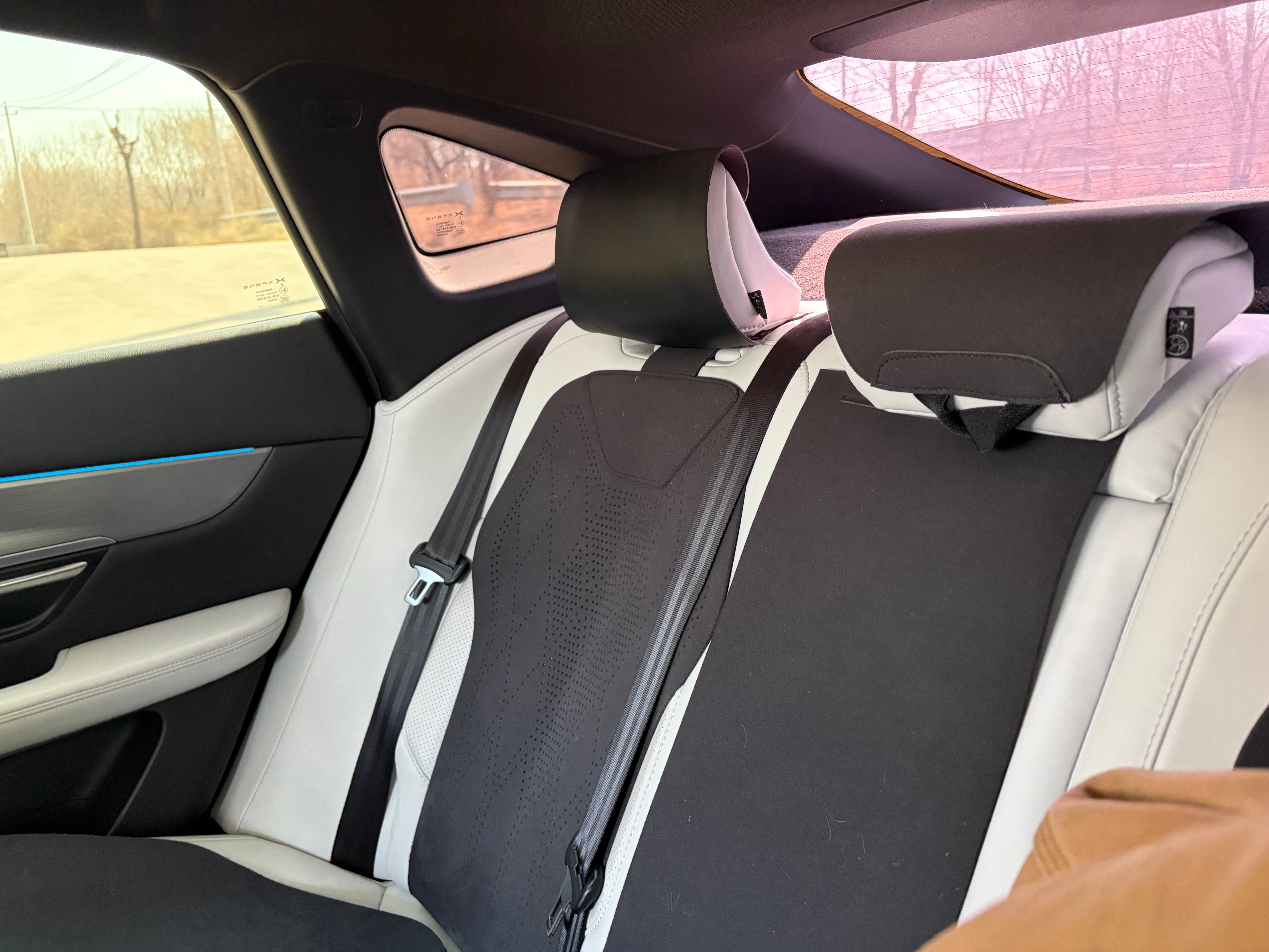 刚刚打车遇到一台老款小鹏P7白色内饰可车主装了一整套黑色防护套看着太难受了…问了