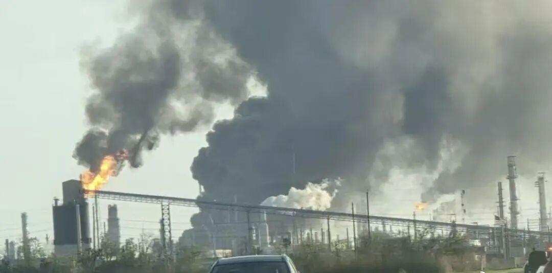 【美国得州一炼油厂发生爆炸】央视记者获悉，当地时间3月23日晚，美国得克萨斯州阿