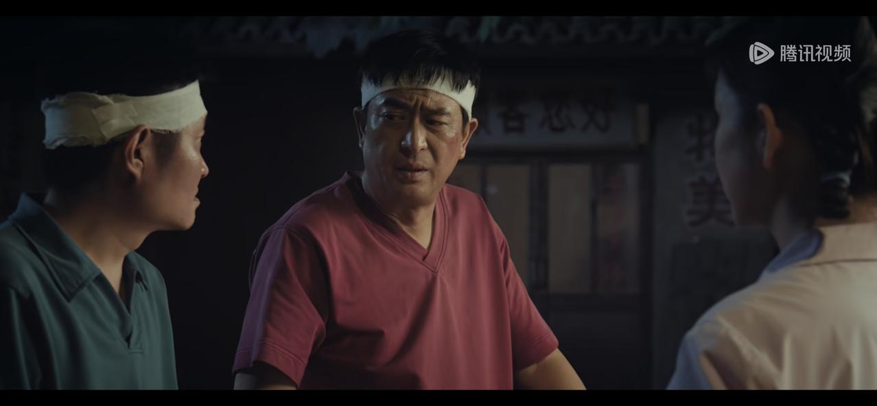 《主角》胡三元“捉奸”这一场戏，能把人笑死，这俩货在一起就是绝配。

何大锤骑在