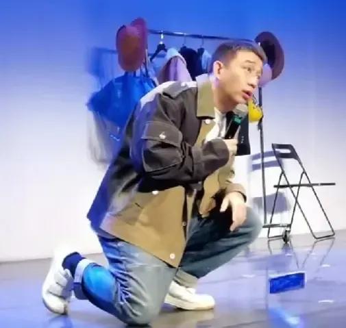黄磊在台上摔观众手机！原因竟然是这个！谁能想得到啊！

10月23日，黄磊参加乌