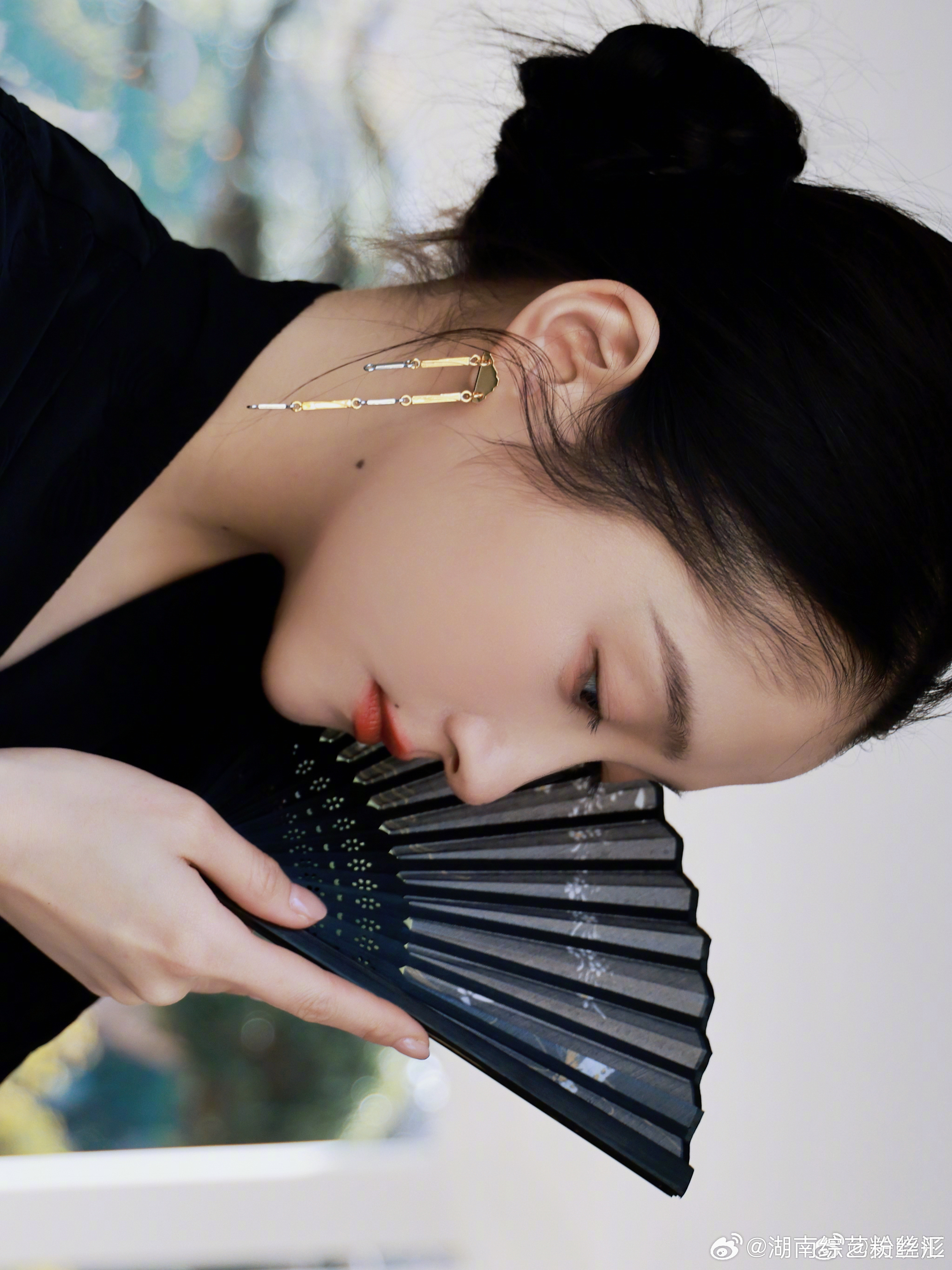 关晓彤 11号将来到你好星期六节目录制，宣传《耀眼》。 
