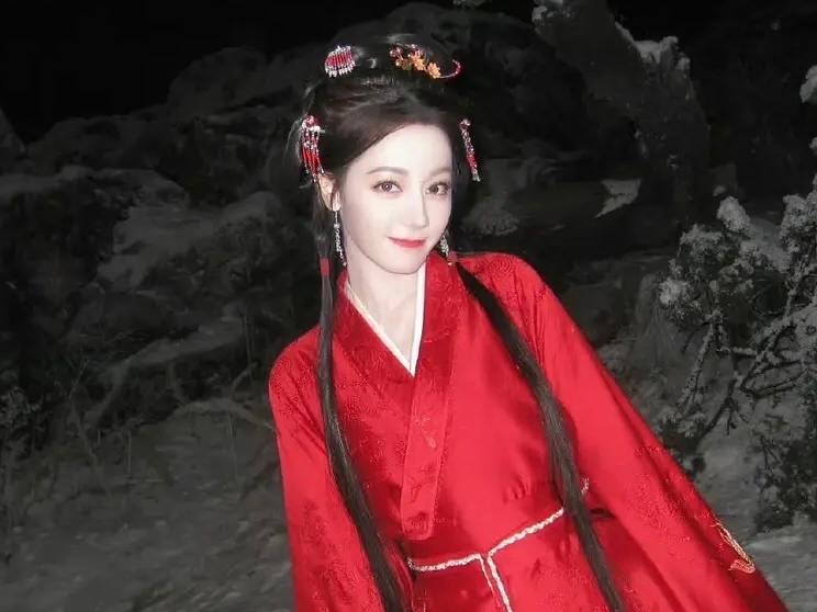 热巴抽象表情包 们热巴抽象也在美是怎么回事，来看看CCD最强软广迪丽热巴！美的太