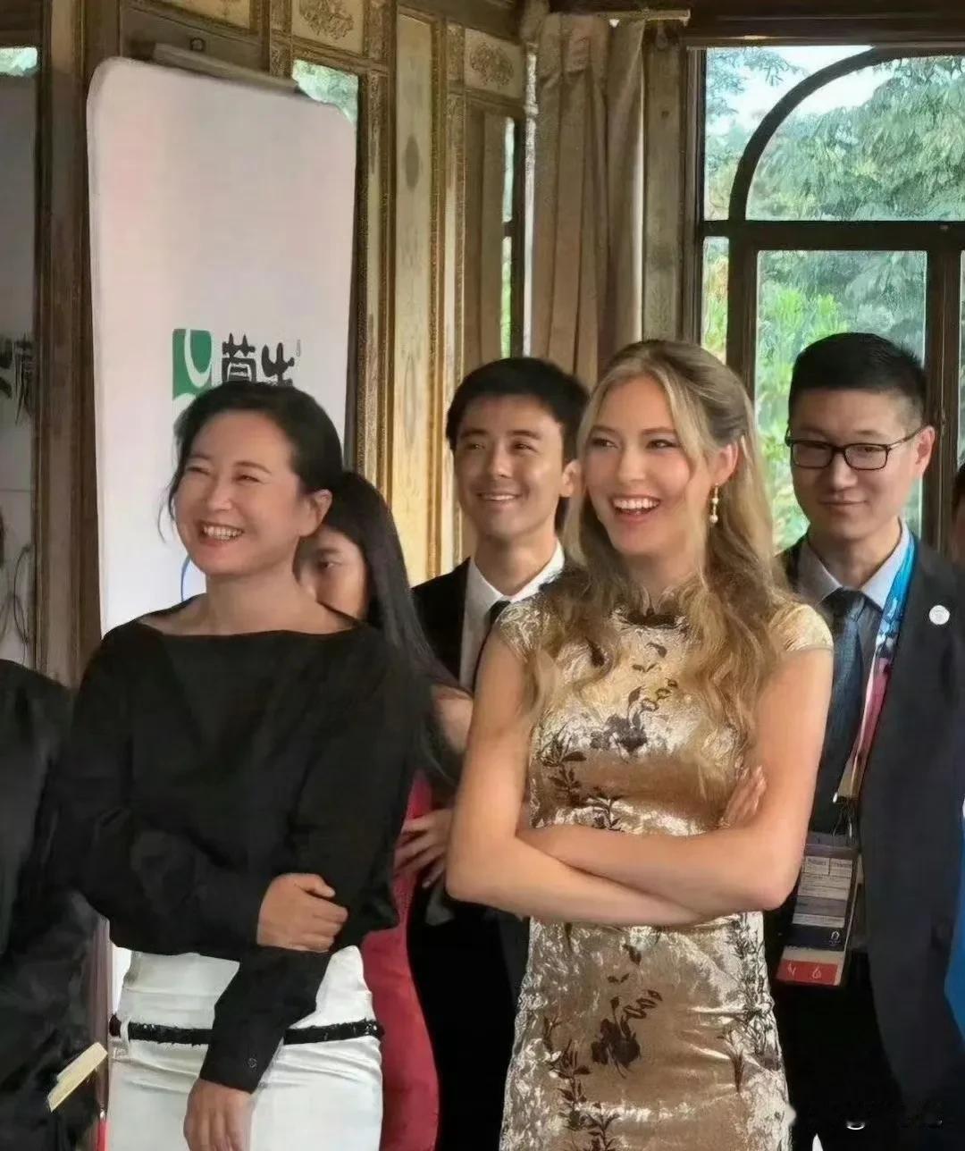 贾玲和谷爱凌同框气质不输谷爱凌，贾玲变了，身材变了，气质变了，搞笑的天赋不见了，