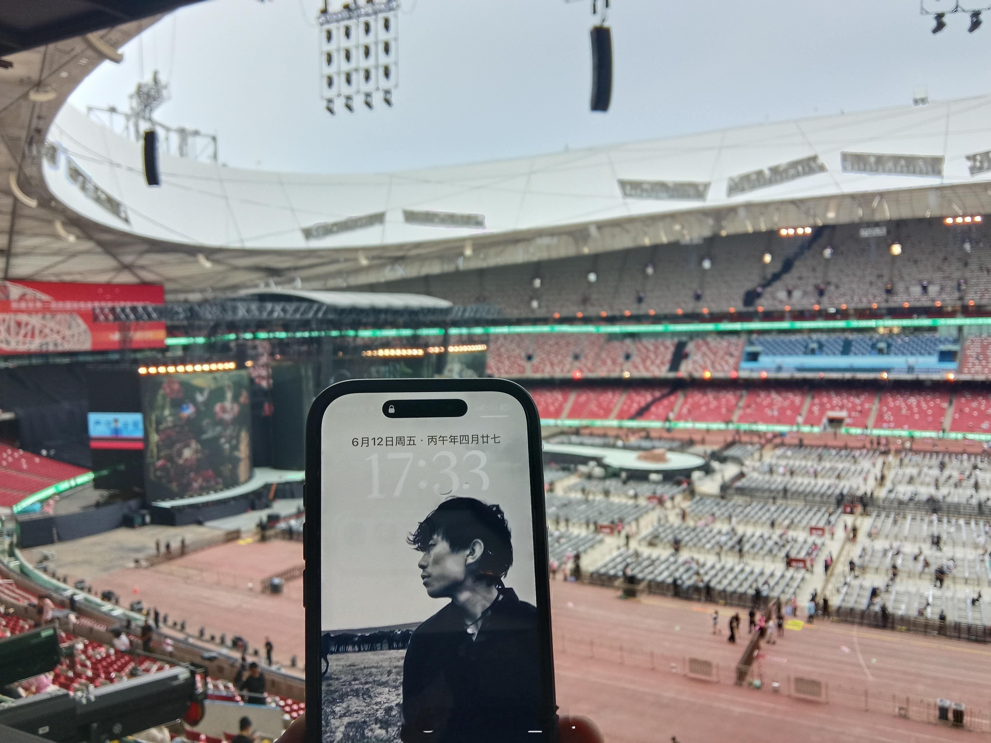 ·中午前还在济南上班，下午就来到了北京鸟巢，演出结束再坐火车回济，感觉像是在家门