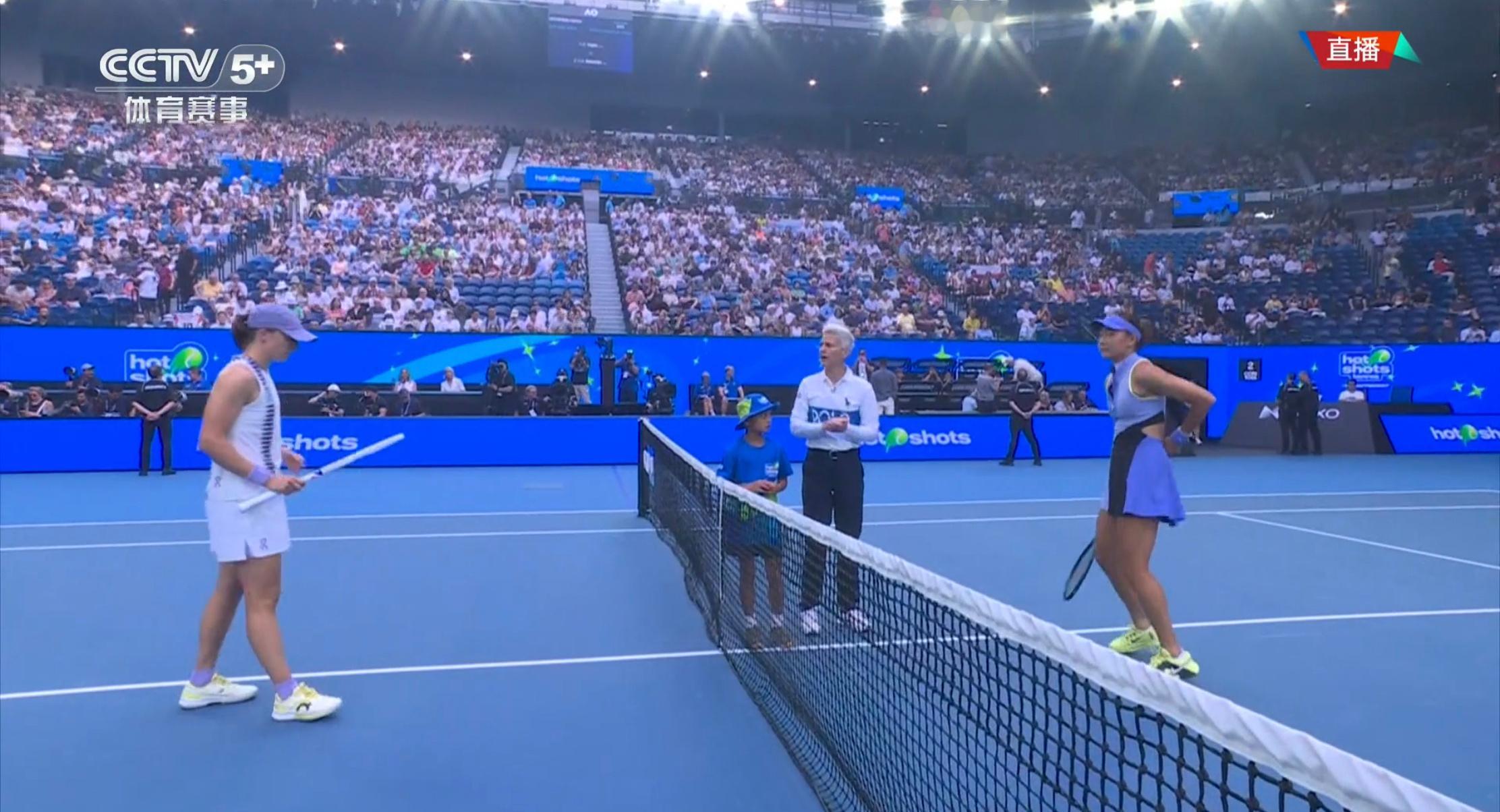 袁悦vs斯瓦泰克 准备开打，快来关注，CCTV5+正在直播👁现在澳网中心球场变