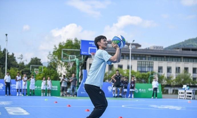 这才是篮球🏀该有的样子！偶像徐杰致力公益篮球活动，得到好评如潮圈粉无数。
  