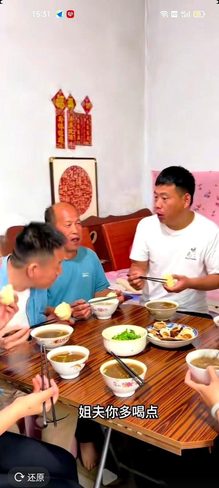 半年多没回门，霞姐两口子的车终于停在了娘家门口。
车门一开，俩人下来了，两手空空