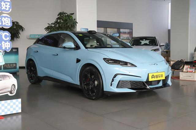 😮 刚刷到新款海豹06GT的实车图，先说说直观感受：外观还是那股运动劲儿，浅蓝