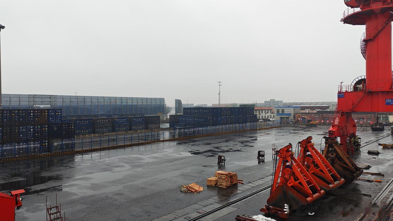 今天，海事上船进行专项检查：商渔船防碰撞和防污染。检查垃圾记录薄、油类记录薄、商