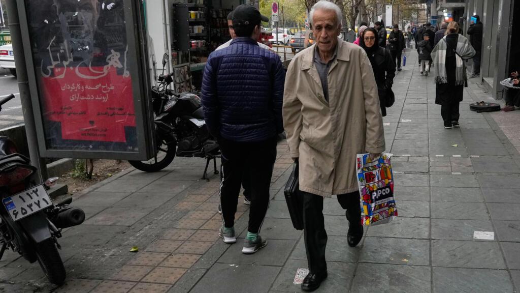 据英国媒体路透社报道，12天的伊朗与以色列战争虽然已经过去，但伊朗街头和网络上的