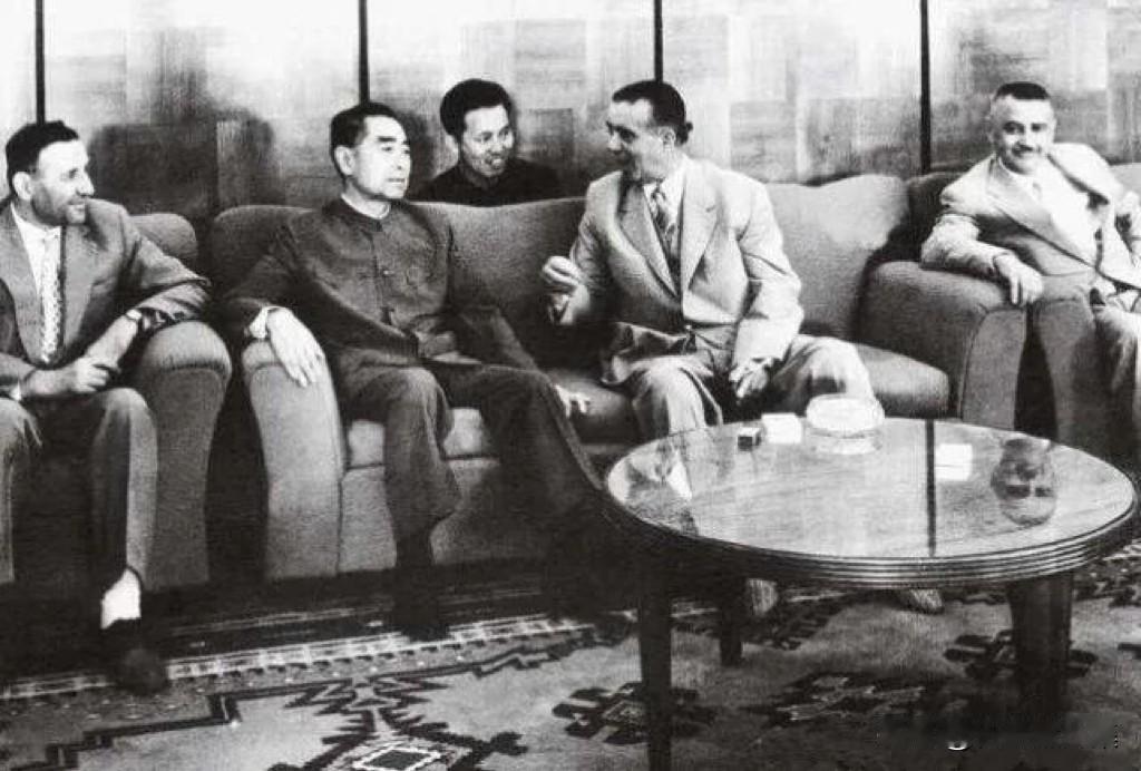 1966年5月10日，周恩来总理和阿尔巴尼亚党政代表团团长谢胡会谈的一幕。谢胡率