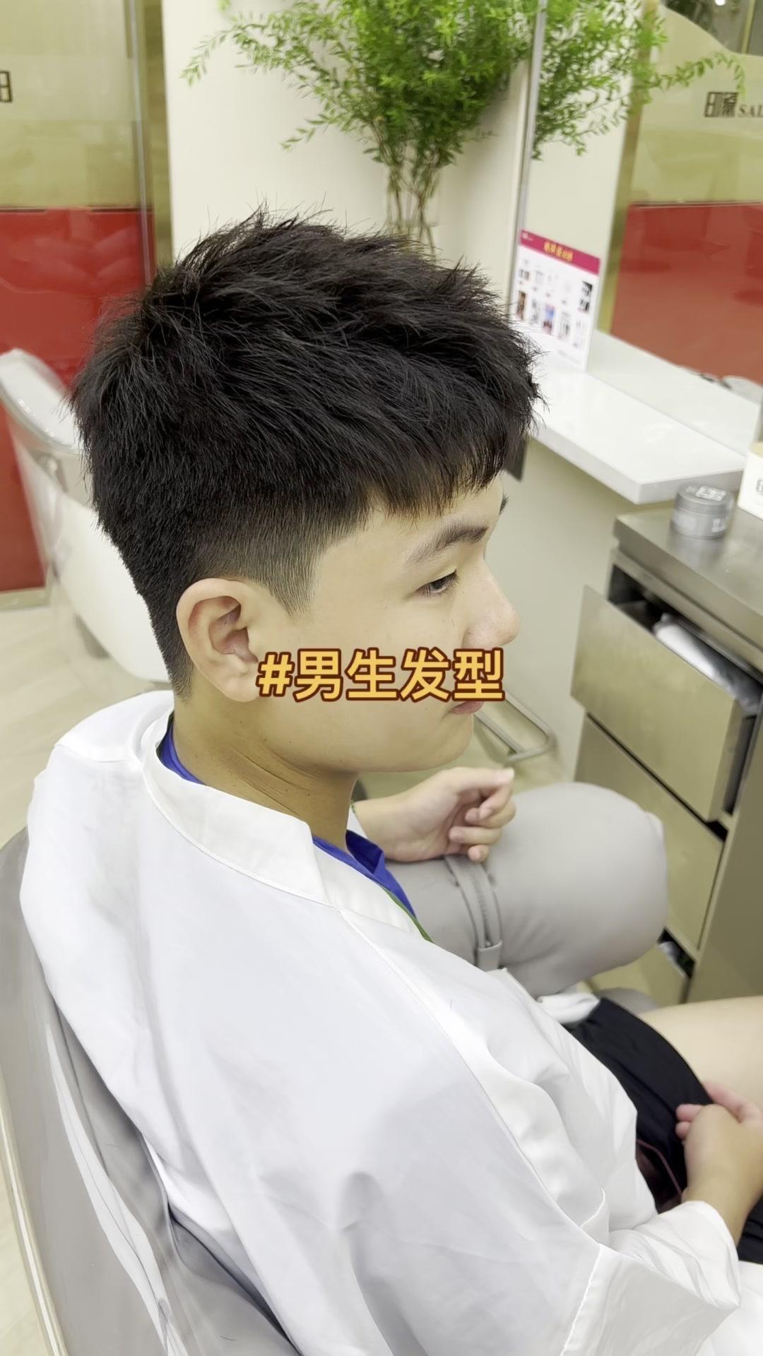 男生发型选对有多重要？剪对发型颜值飙升！
首先，根据脸型选发型是关键。圆脸适合两