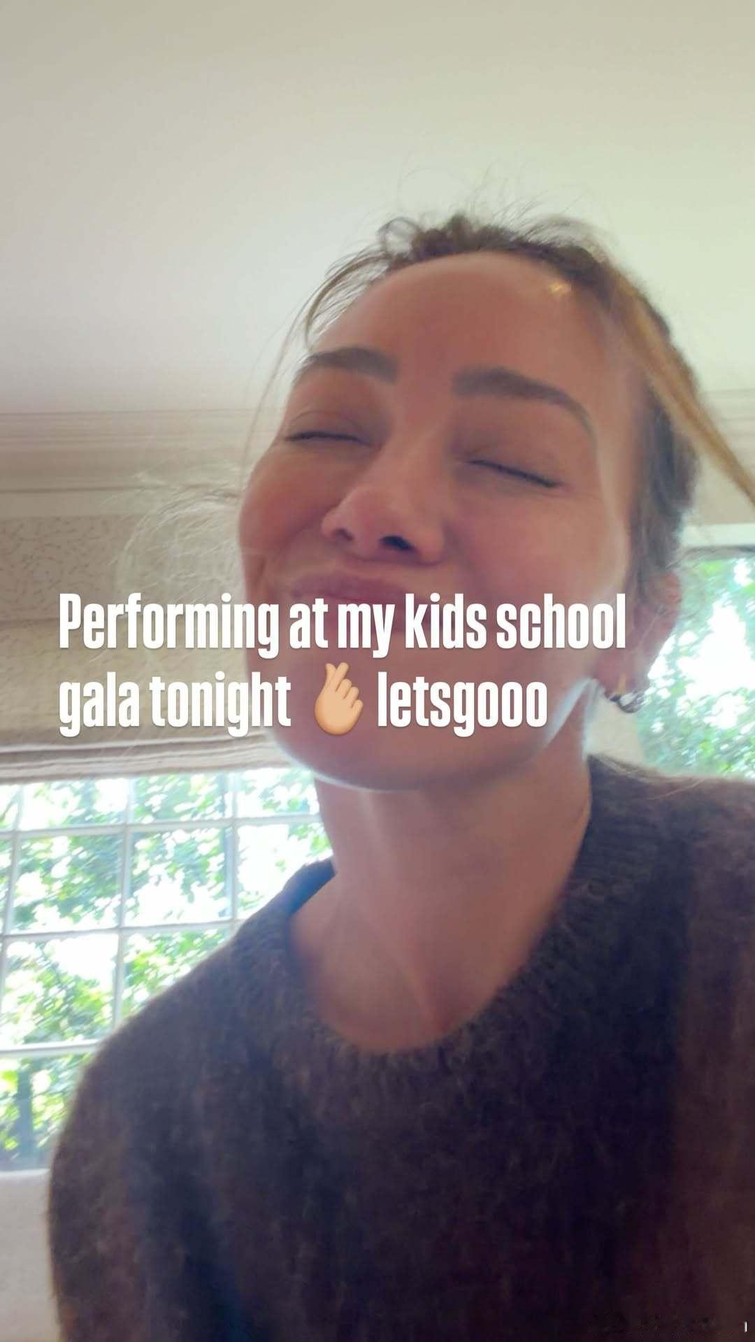 Hilary duff希拉里达芙晒照透露自己要去孩子的学校进行才艺演出，即便你是