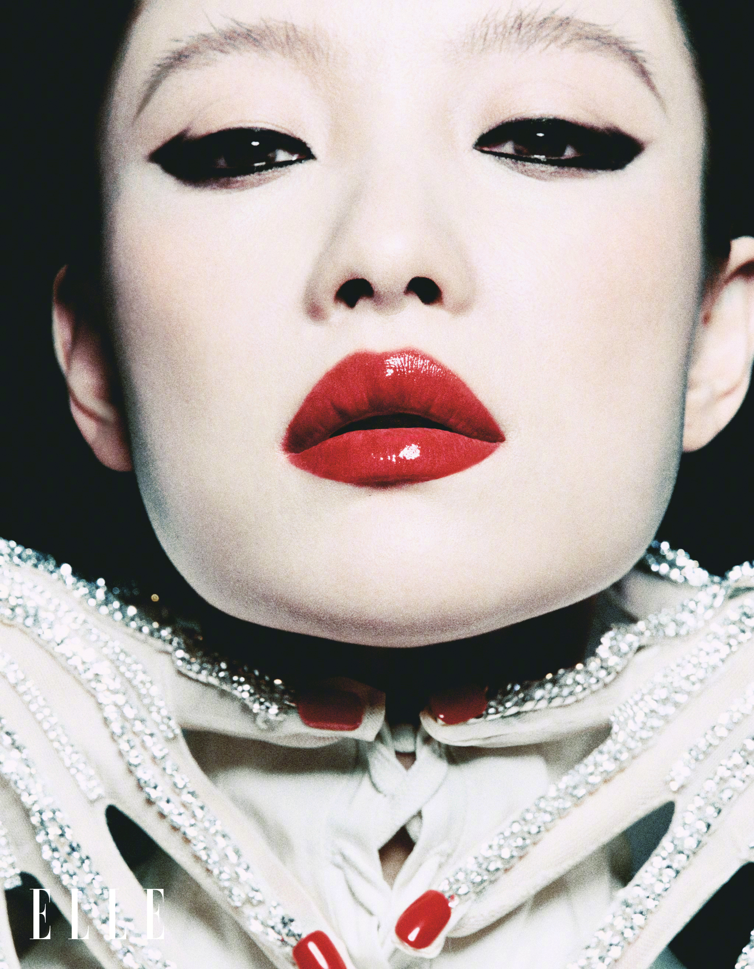 好出色的表现力 ！   真的好久没有见到艺人能拿出这样一组有水准 、有张力的封面