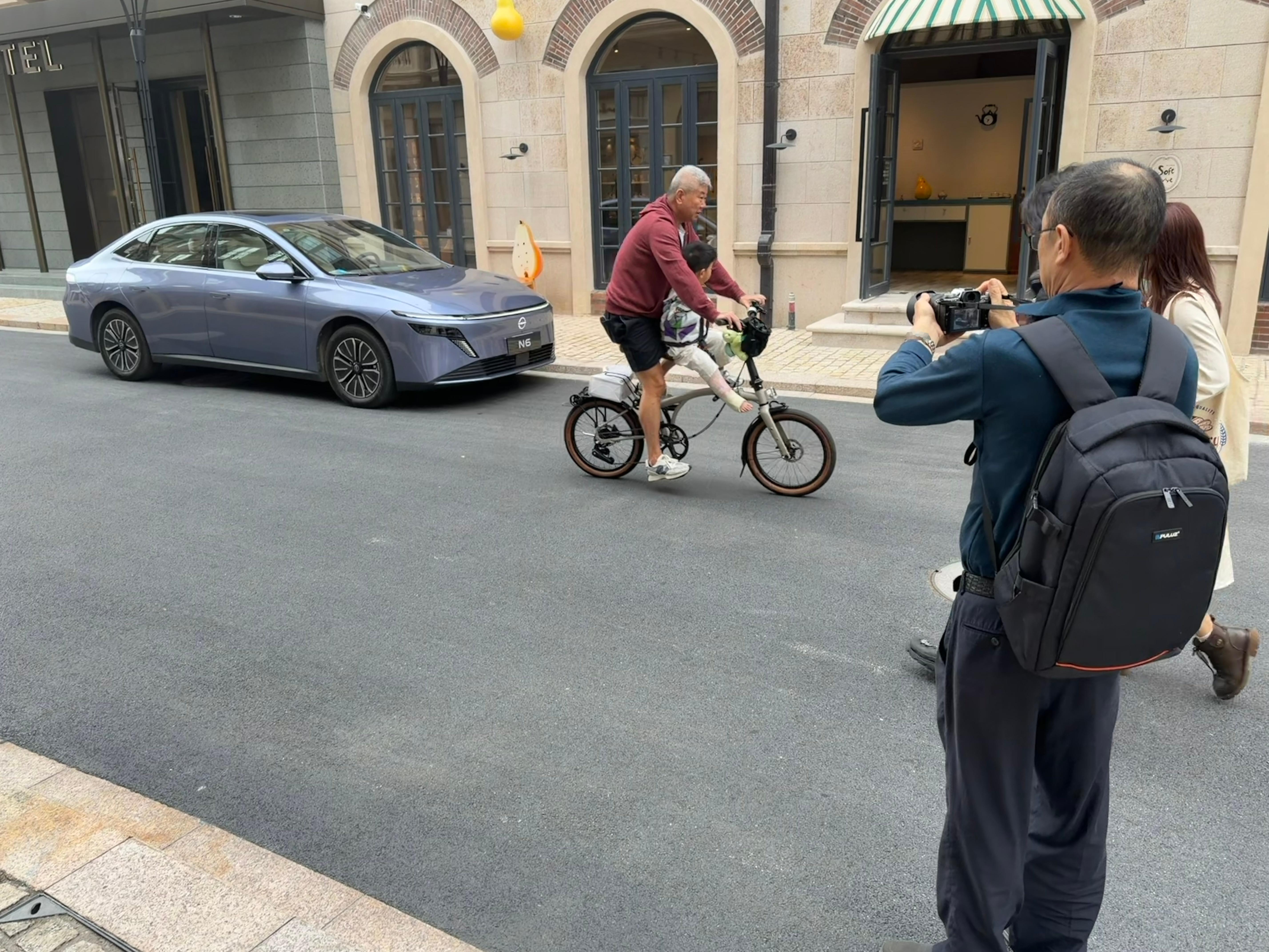 日产N6往路边一停，大爷都忍不住拍两张。