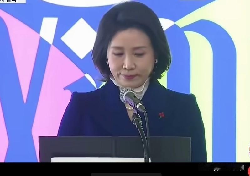 她应该说有来越有东方女性的端庄稳重气质了！认识吗？