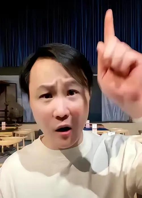 这个人真的太傻了。
起码说不聪明。
你见谁吵架，一个人骂一帮人的，他就是。
郭德