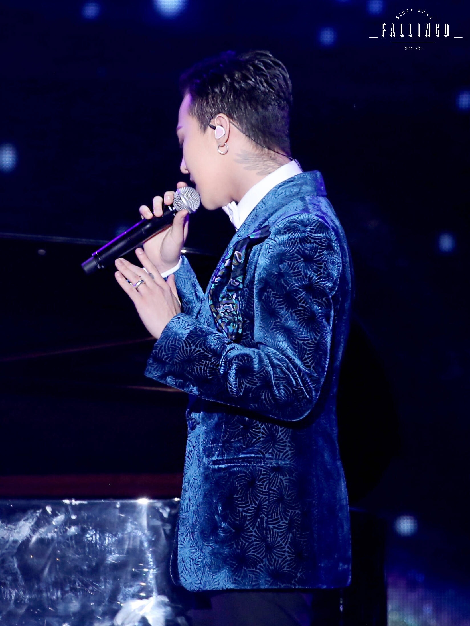 权志龙 蓝丝绒西装领结背头男crlogo 