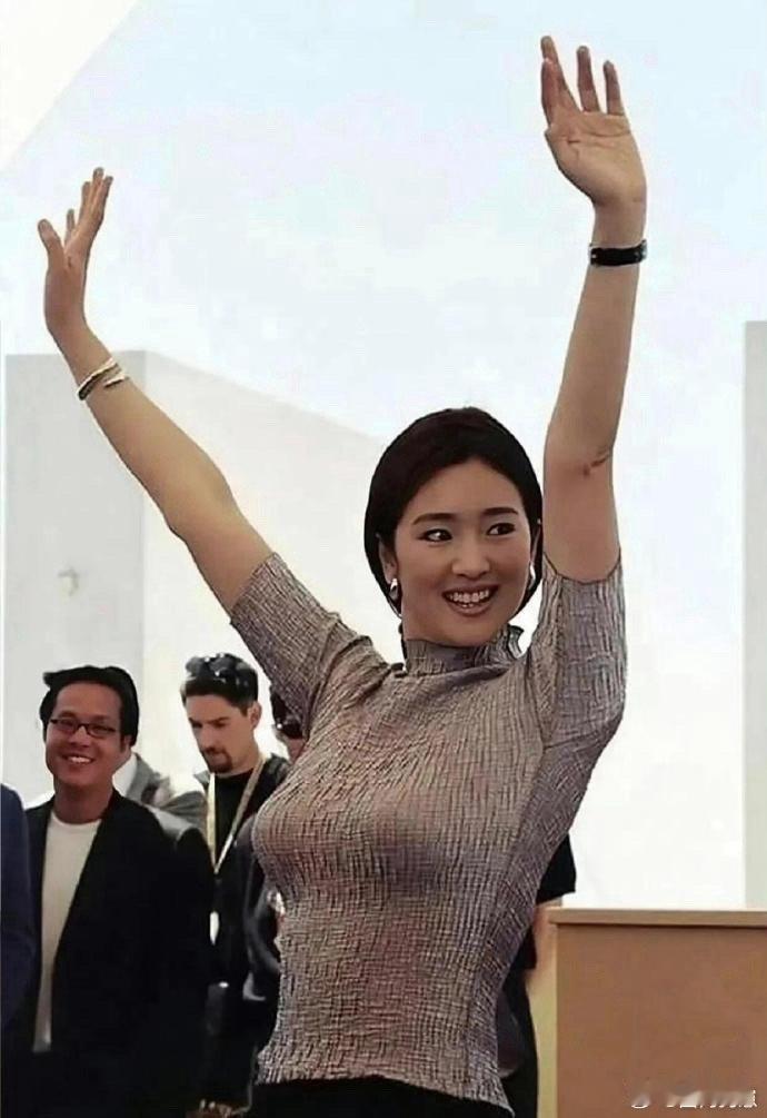 巩俐年轻时的颜值简直杀疯了！颜值与身材双封神，惊艳时光的模样，每一帧都让人移不开