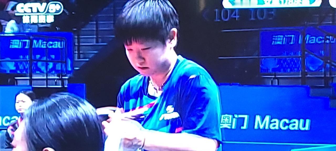 莎莎也太牛了，第一局进入状态很快，无论正手进攻，还是打王晓彤中间位，都非常果断和